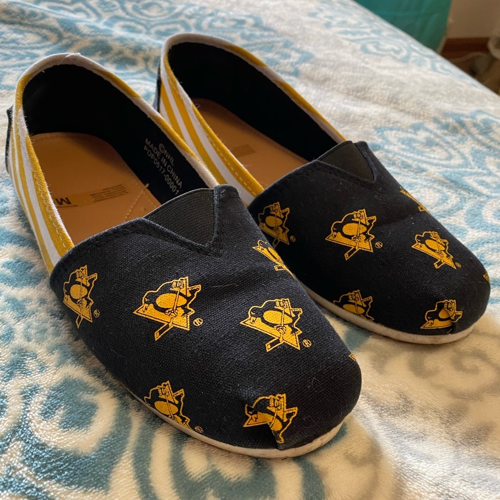 PITTSBURGH PENGUINS WOMENS STRIPE CANVAS SHOE